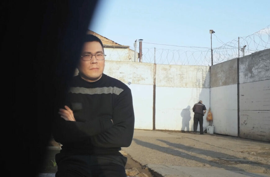 Sous les barreaux, les nuages