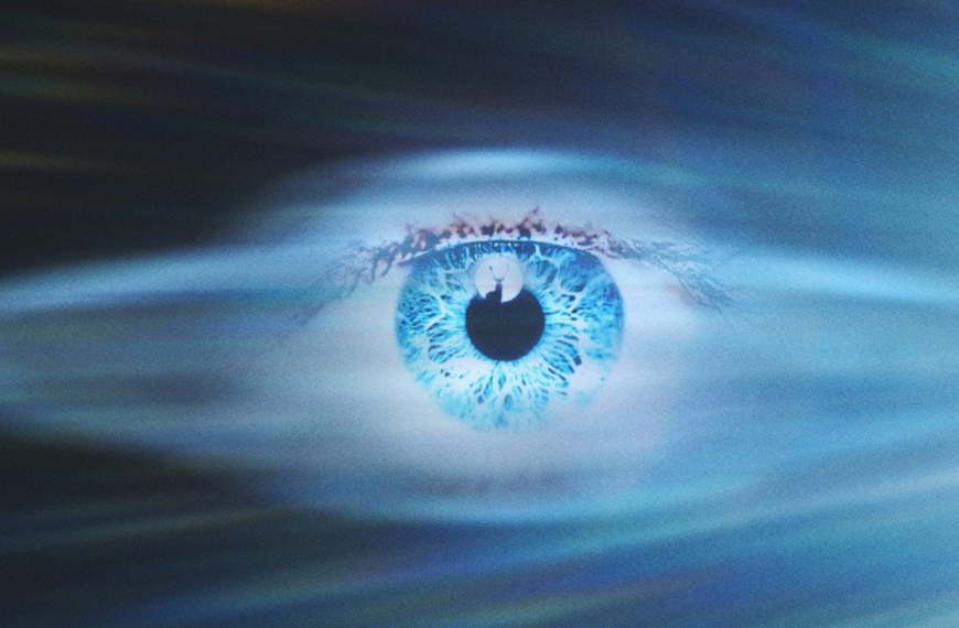 De grands yeux noirs, pour mieux ne rien voir